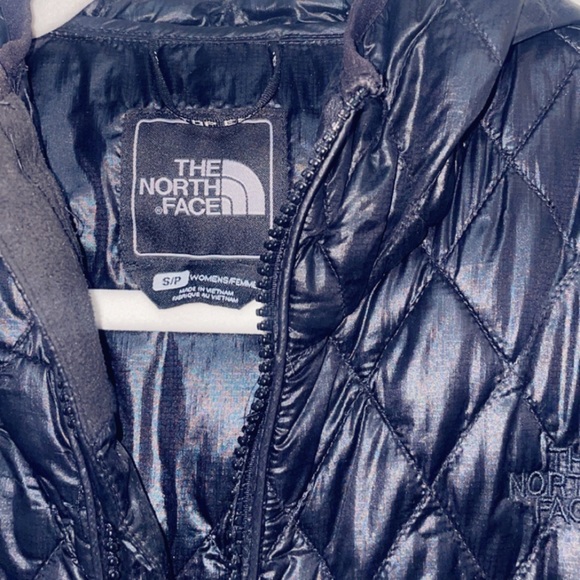 The Northface Thermoball Parka - Picture 3 of 8